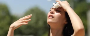 image showing a woman under scorching sun feeling dehydration problem