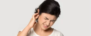 image showing a woman having earache problem very painfully