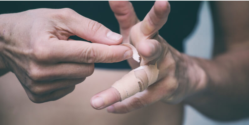 Jammed Fingers: What to Do and When to See a Doctor