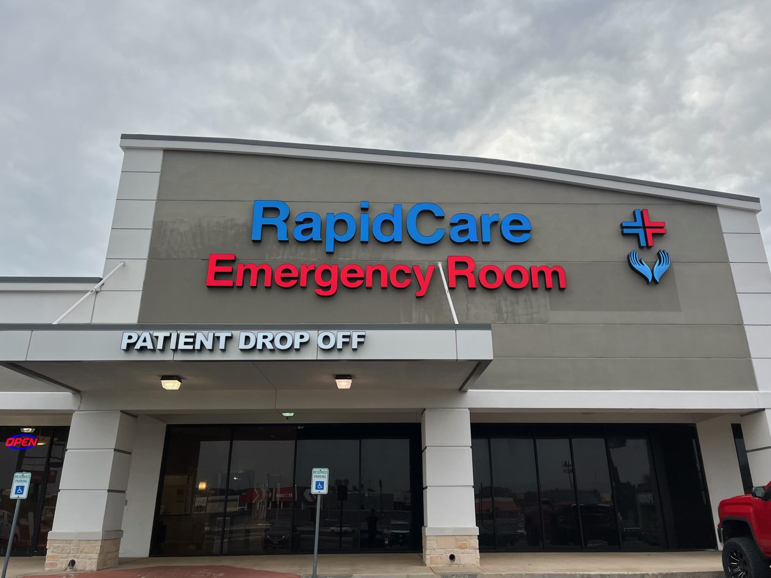 Front view of RapidCare 24-hour emergency room in San Antonio, TX, providing urgent medical care around the cloc