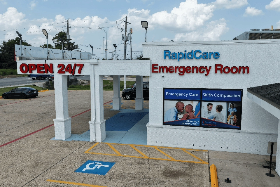 RapidCare Emergency Room entrance open 24/7 in Kingwood and Porter, TX.